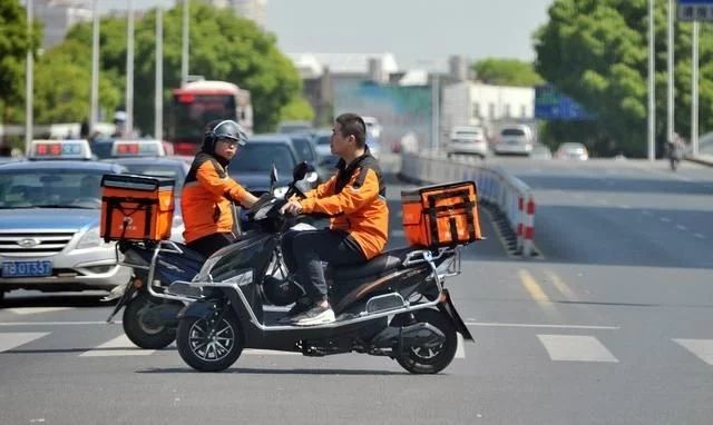 外賣后廚進(jìn)行直播，食品安全檢測(cè)儀保障食品安全問題